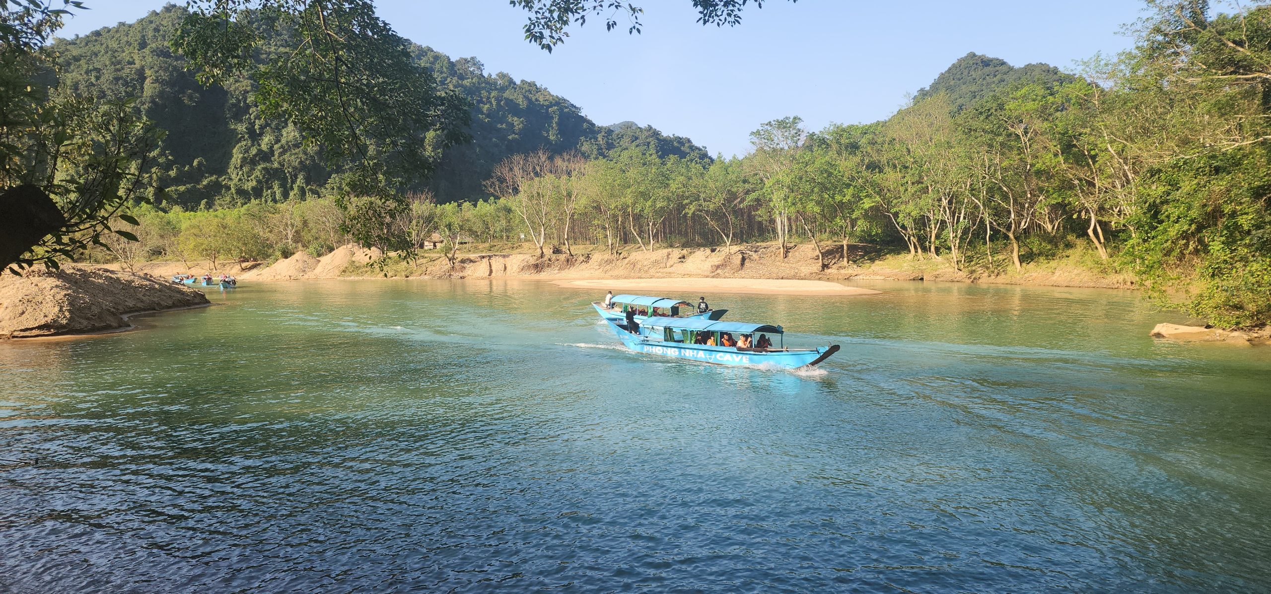 Động Phong Nha - thuyền chuẩn bị vào hang