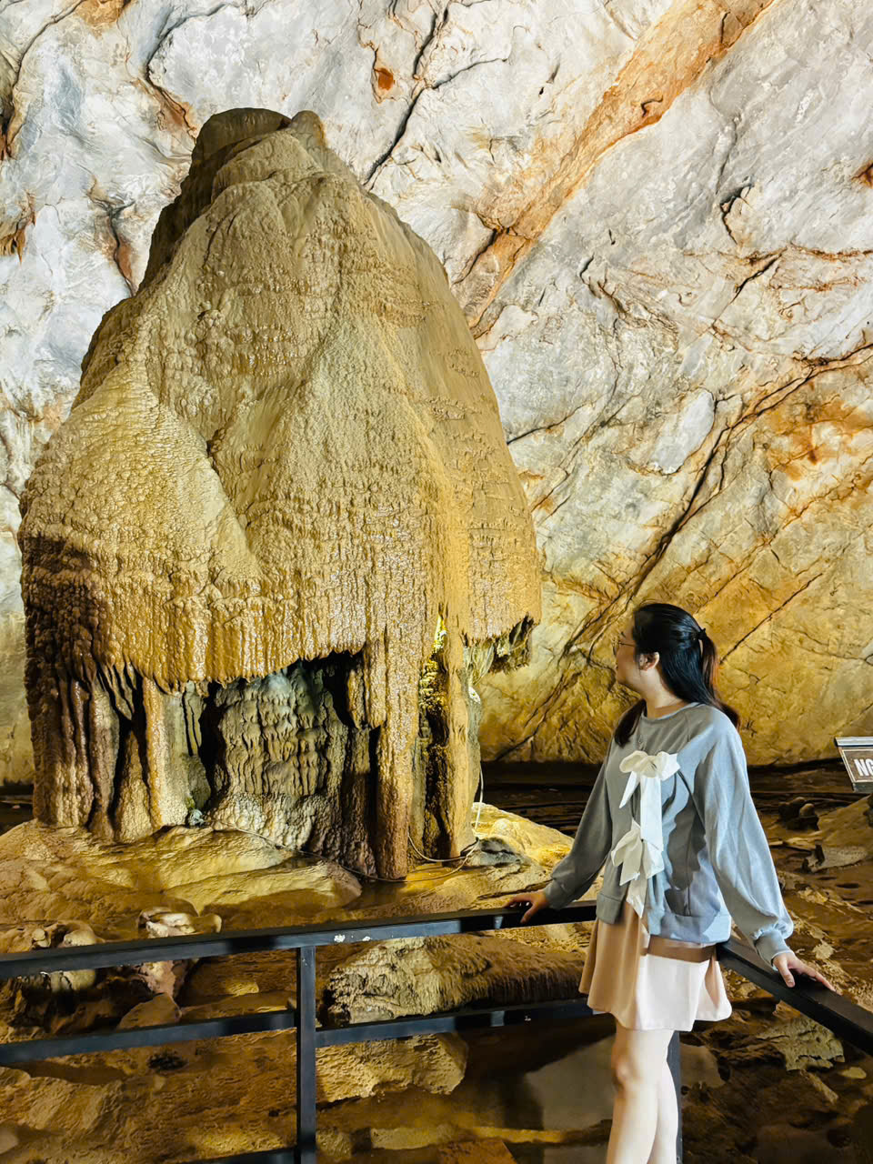 thạch nhủ Nhà rông - bên trong Động Thiên Đường